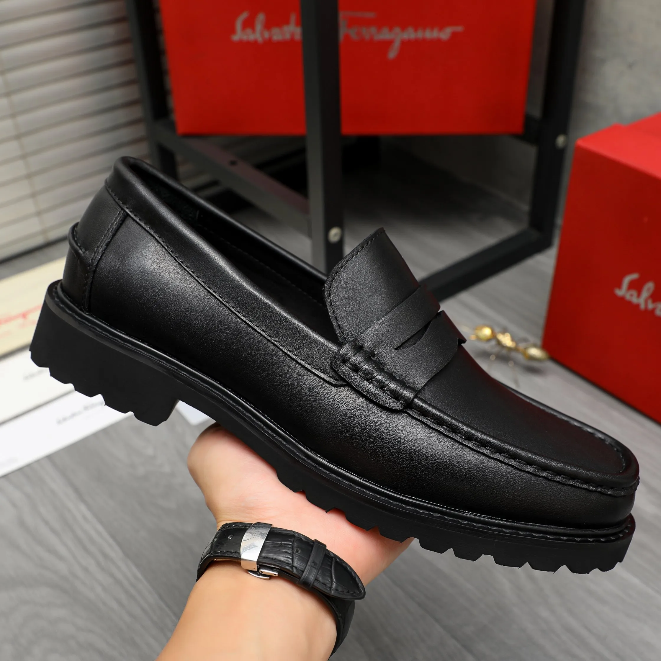 Men's shoes 💰442 Product trademark: Ferragamo "Ferragamo" business formal leather shoes Regular size: 38-46 (45.46 custom-made and non-refundable) Product materials: Selected high-quality cowhide upper, cowhide lining, non-slip rubber outsole
